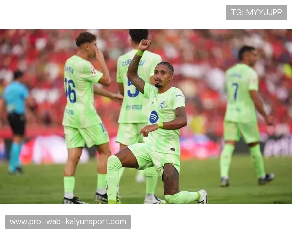 巴萨边路传球配合：内切后回撤再传的套路被反复练习